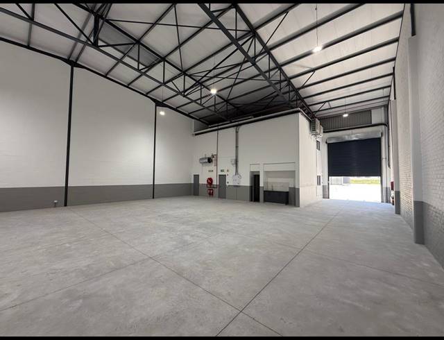 654M² WAREHOUSE TO LET IN STIKLAND INDUSTRIAL